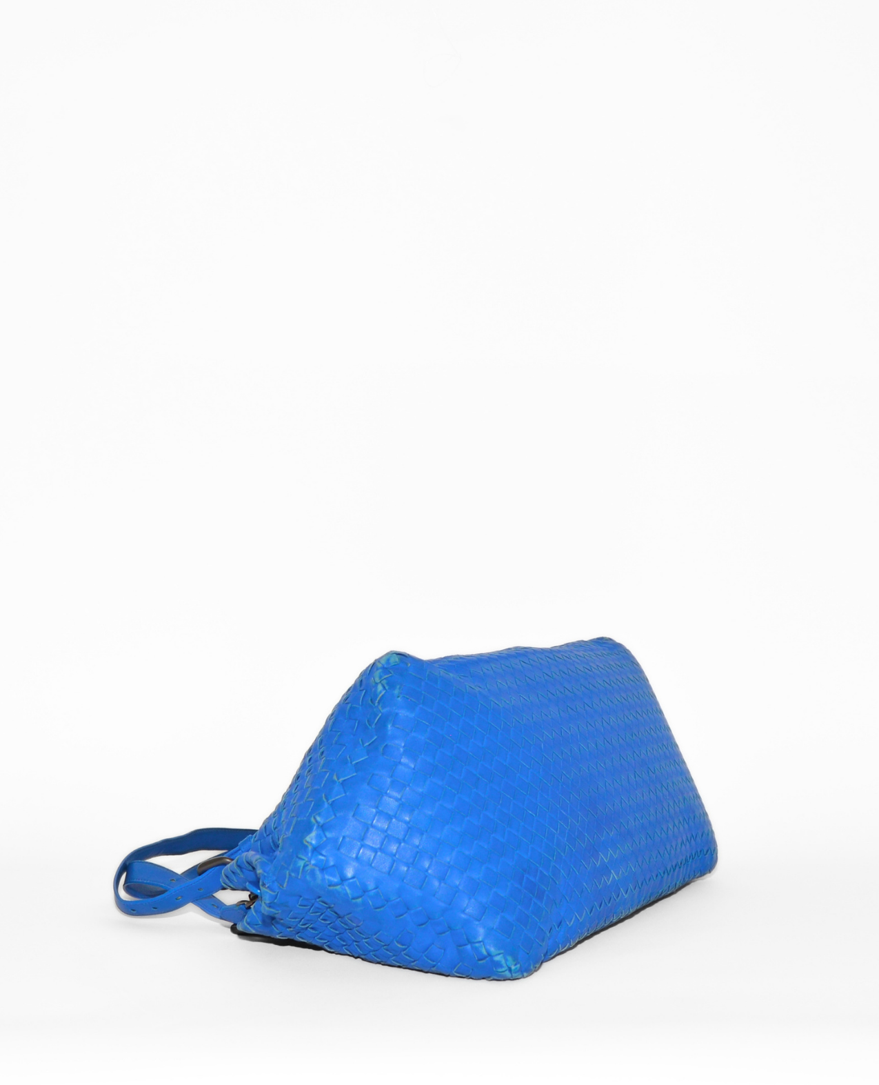 Vintage luxury Bottega Veneta Intrecciato shoulder bag in vibrant blue leather with signature woven monogram design and. - Bottega Veneta Intrecciato Shoulder Bag