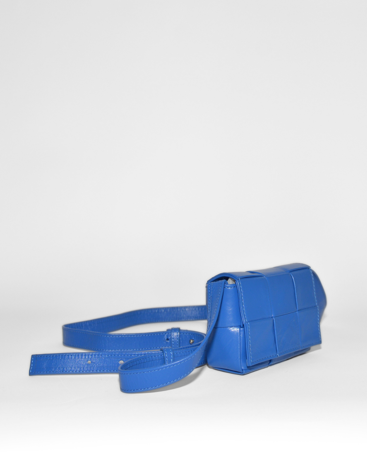 High-end Bottega Veneta Mini Cassette Crossbody Bag in blue woven leather, vintage luxury designer accessory, rare monogram. - Bottega Veneta Mini Casette Crossbody Bag