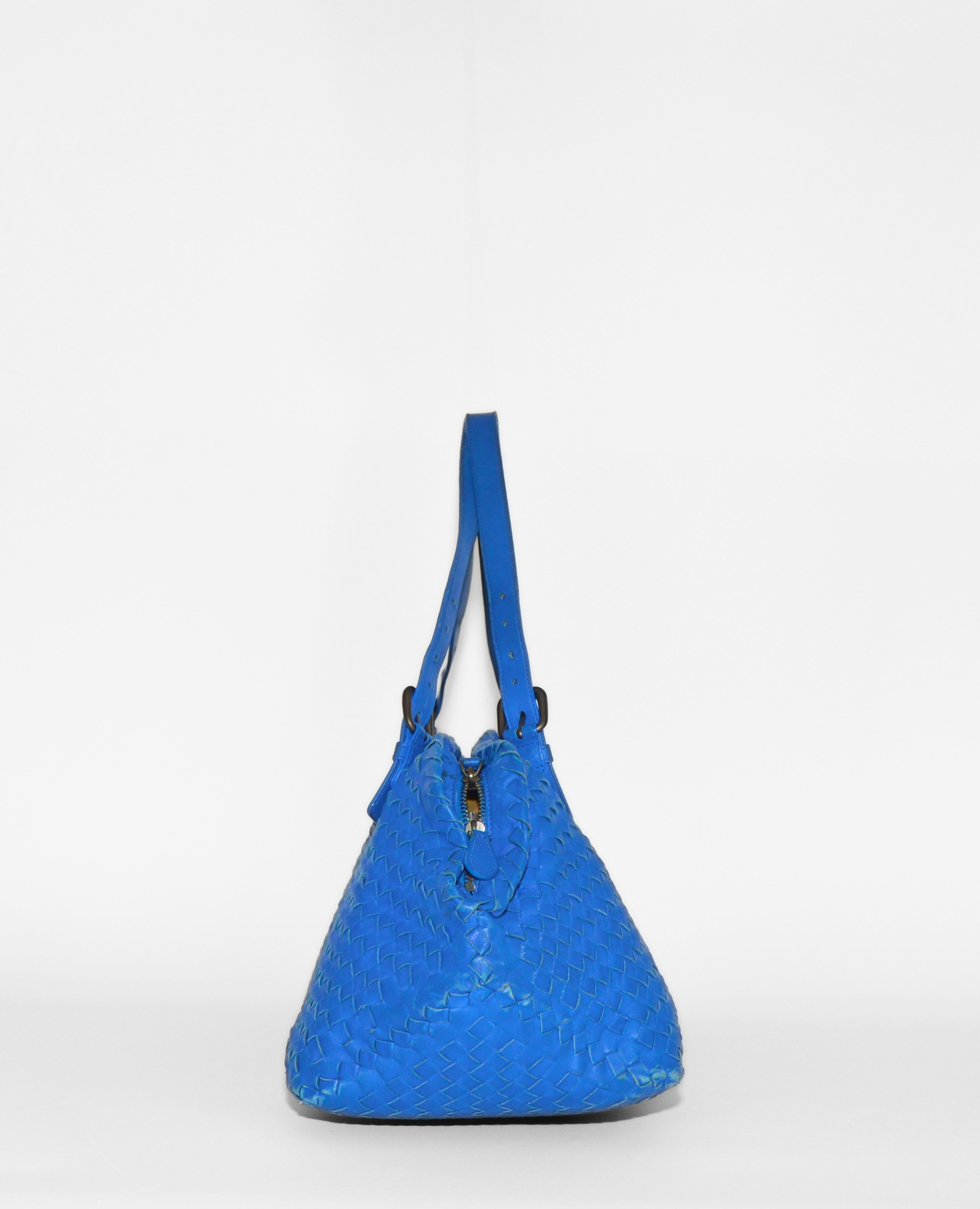 Blue Bottega Veneta Intrecciato shoulder bag with woven leather and adjustable strap, vintage luxury designer accessory. - Bottega Veneta Intrecciato Shoulder Bag